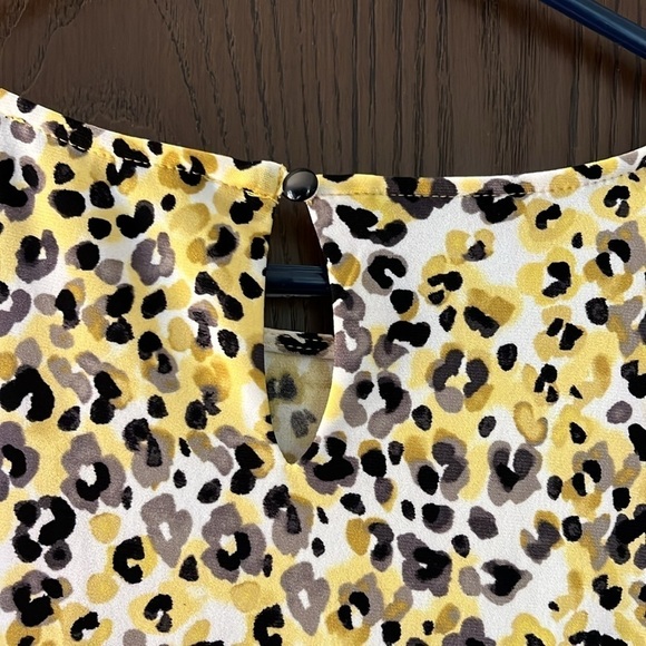 Nine West sleeveless animal print top in yellow, black, gray & white. Size L - Picture 6 of 7